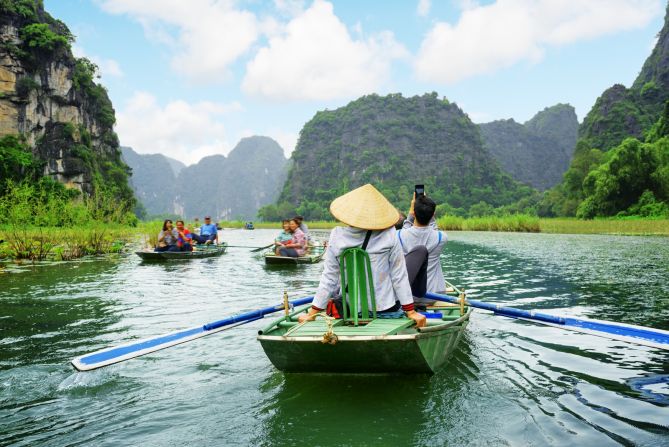 เรือพายอยู่ในหุบเขา